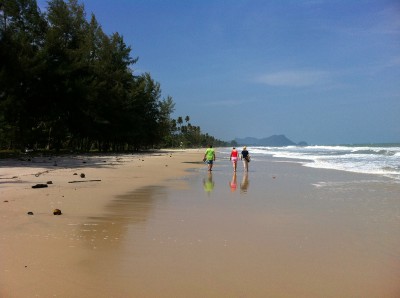 khanom-hill-resort-beach-walk